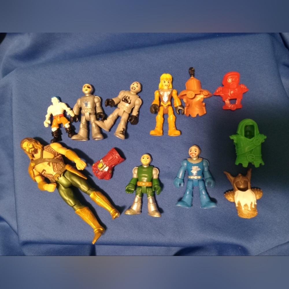 Fisher price knight figures and extra